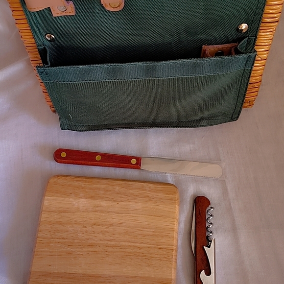 💚 Picnic Time Inc. Wicker & Green Picnic Basket — Excellent Condition, NWOT - Picture 4 of 14